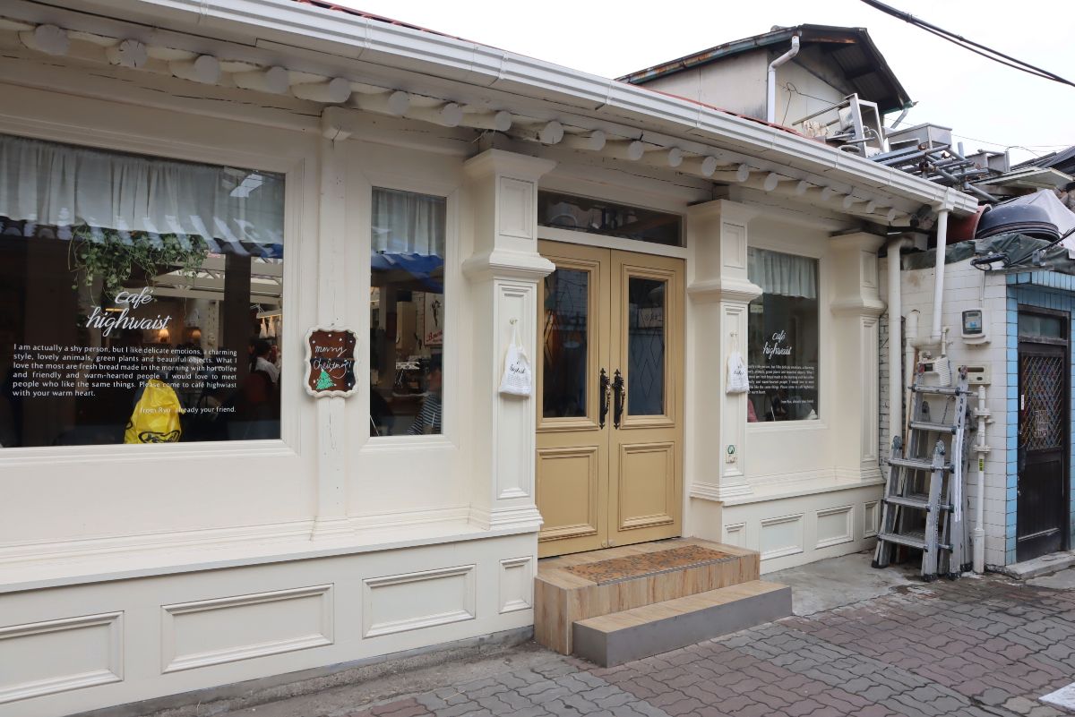 Café Highwaist: A Vintage Haven in Seoul's Ikseon-dong for Dessert Lovers