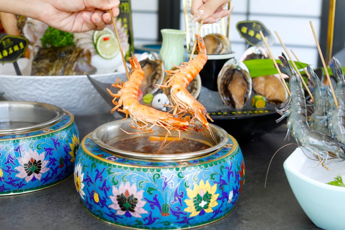 Seafood brings Alaskan King Crabs, Australian Lobsters, Tiger Prawns and 5-head Abalones, Pacific Geoduck Clam and more at Chamoon Hot Pot Singapore