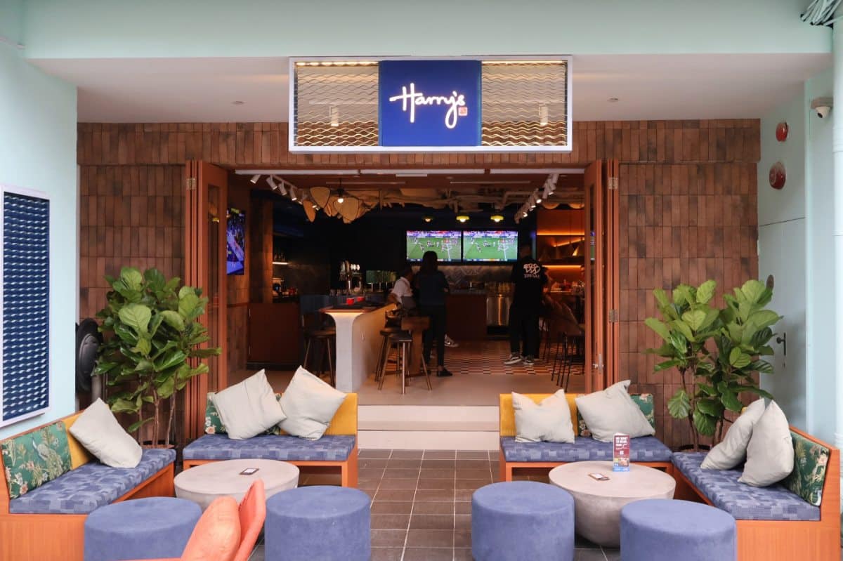Casual Dining Atmosphere at Harry's, Clarke Quay
