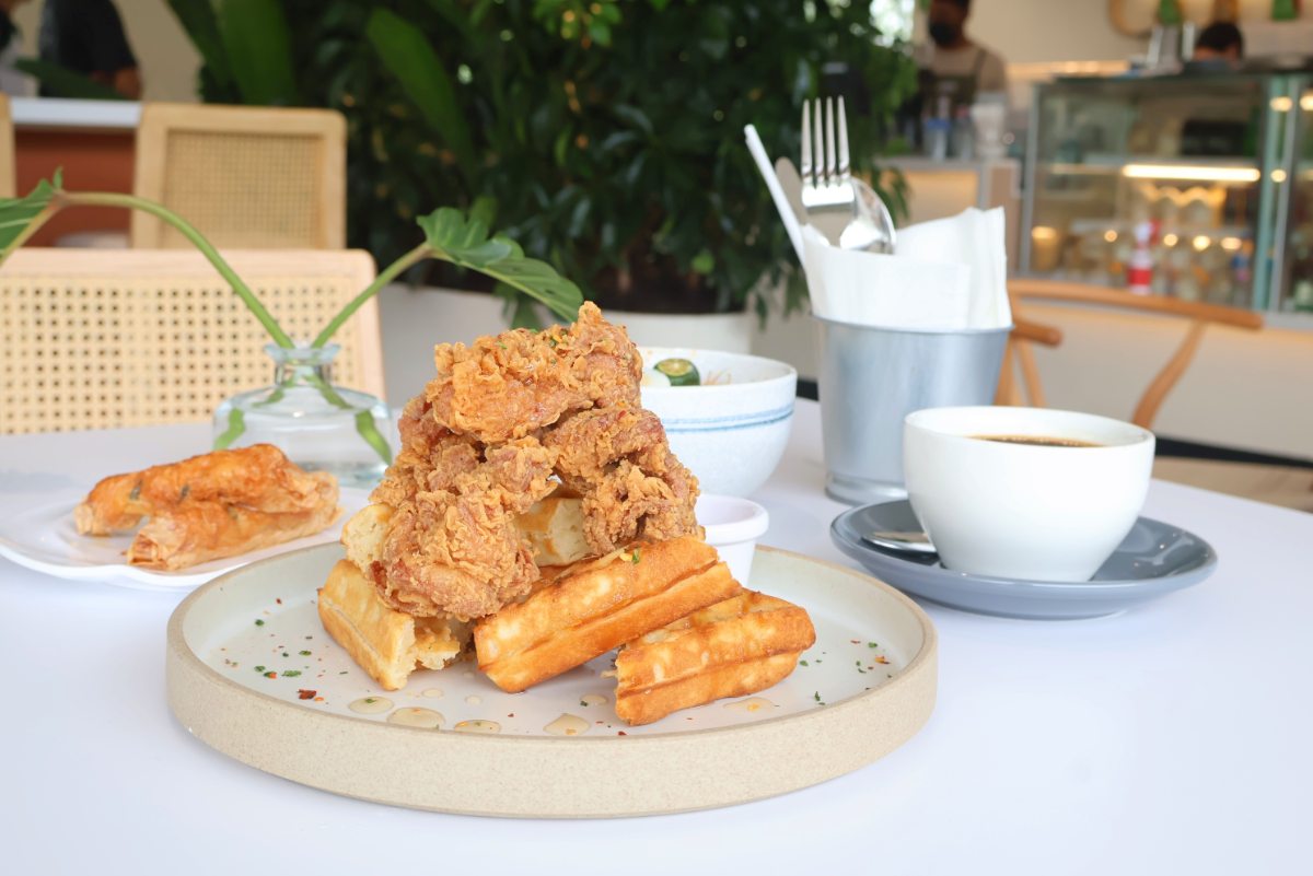 Eden Cafe: Serene Atmosphere at Chinese Garden