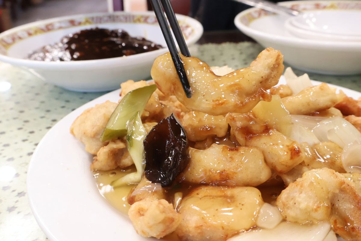 Gaehwa's Tangsuyuk lets you control the crunch with its separate sweet-and-sour dipping sauce