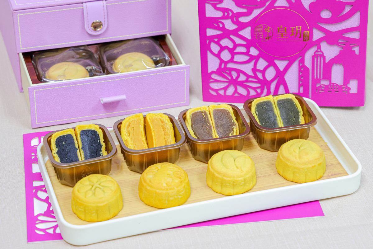Low Sugar Tea Aroma Assorted Mooncake: Enjoy the essence of Oolong and Green Tea in this light, health-conscious selection with less than 5% sugar