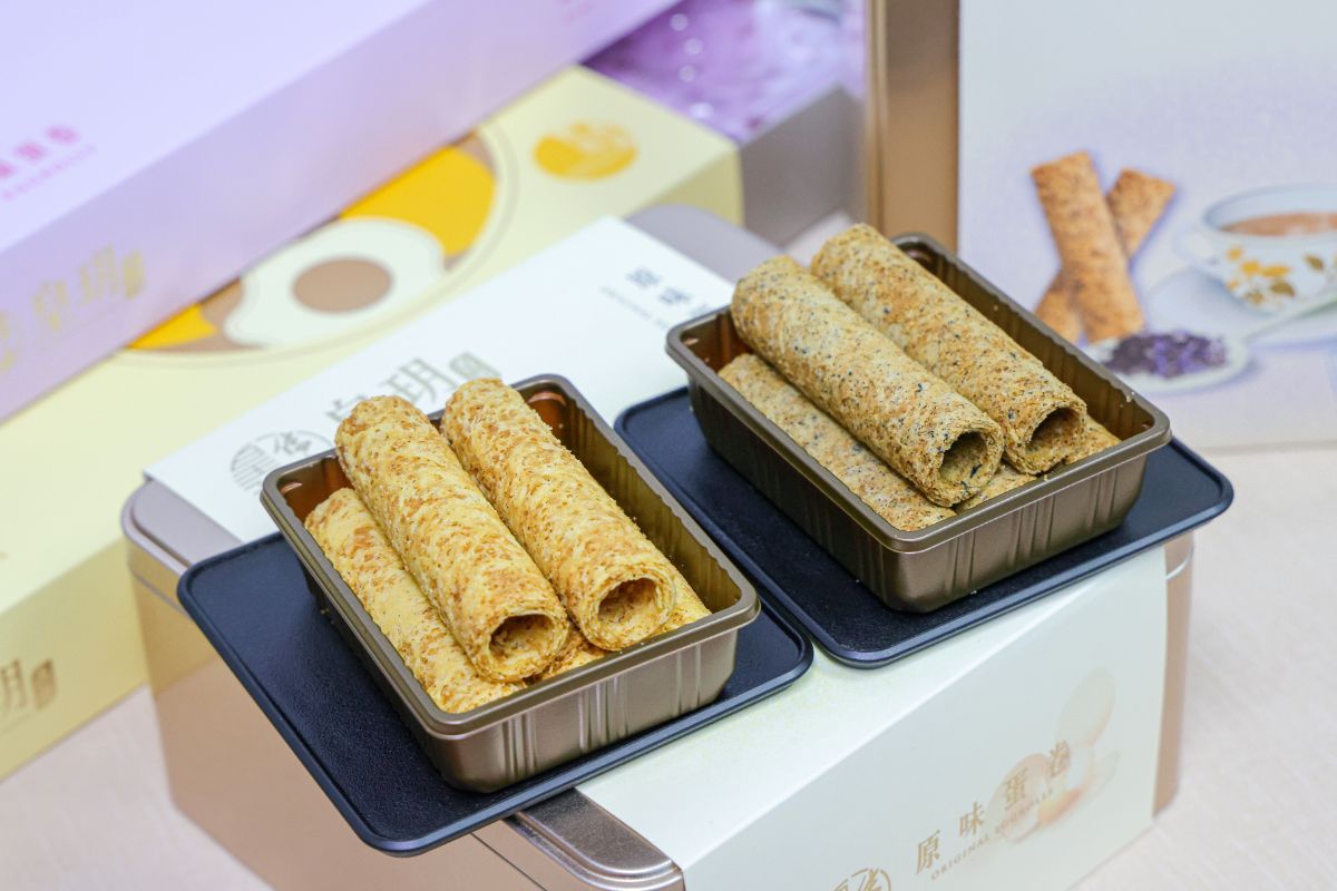 Egg Roll Original: Light, crispy layers made with fresh eggs and French butter, offering a rich yet delicate taste sensatio