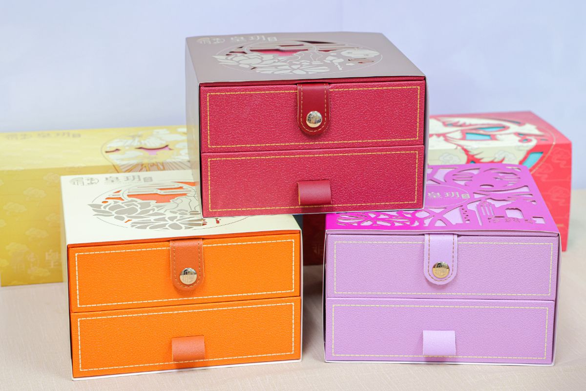 The Box: More than just a mooncake gift box – a beautiful keepsake that adds elegance to any celebration