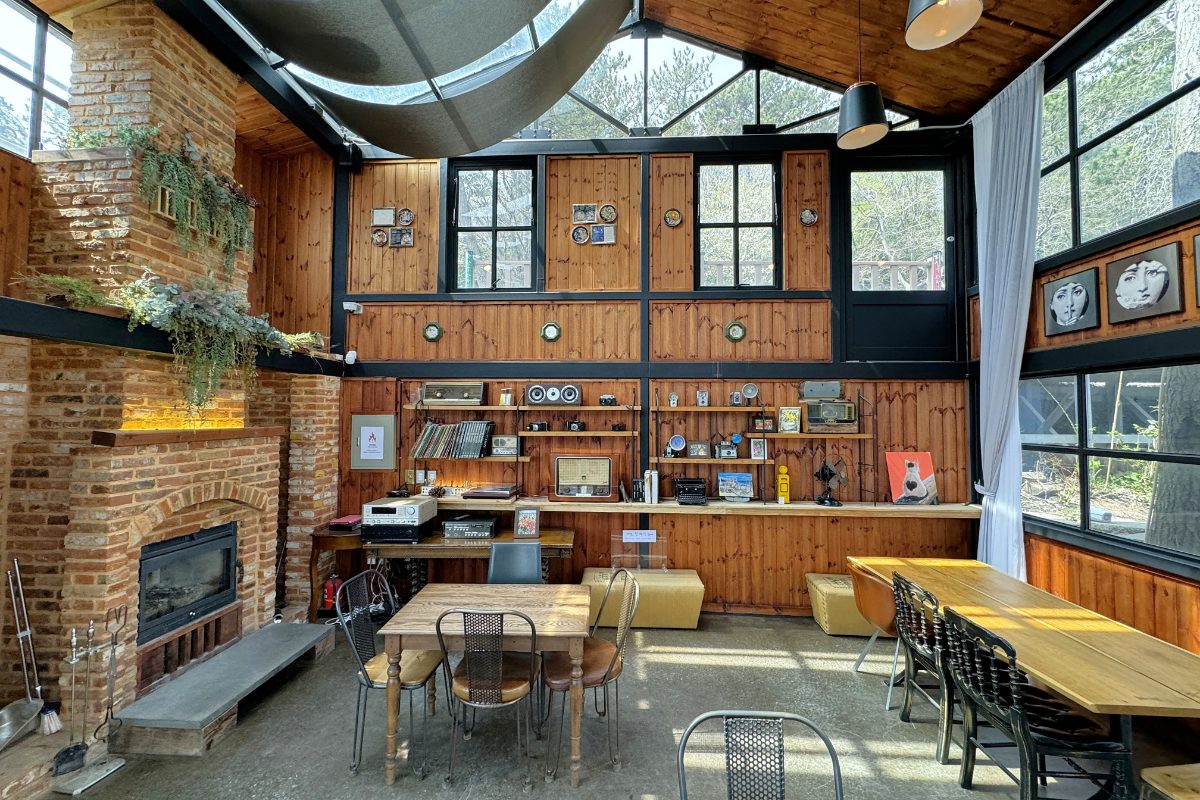 Savouring Coffee and Coastal Charm at Oldmug Café by Songjeong Beach