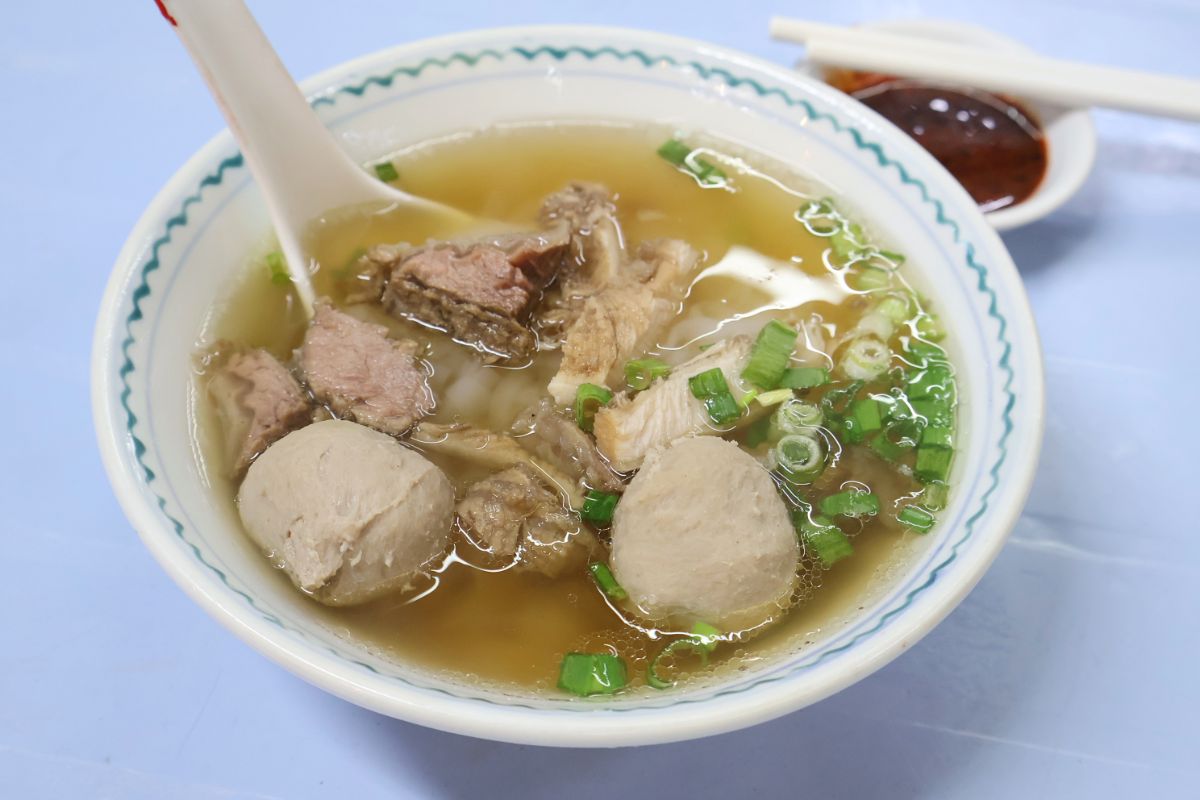 Discover Cheong Kee’s Rich Beef Noodle Soup at Ipoh’s Popular Food Street