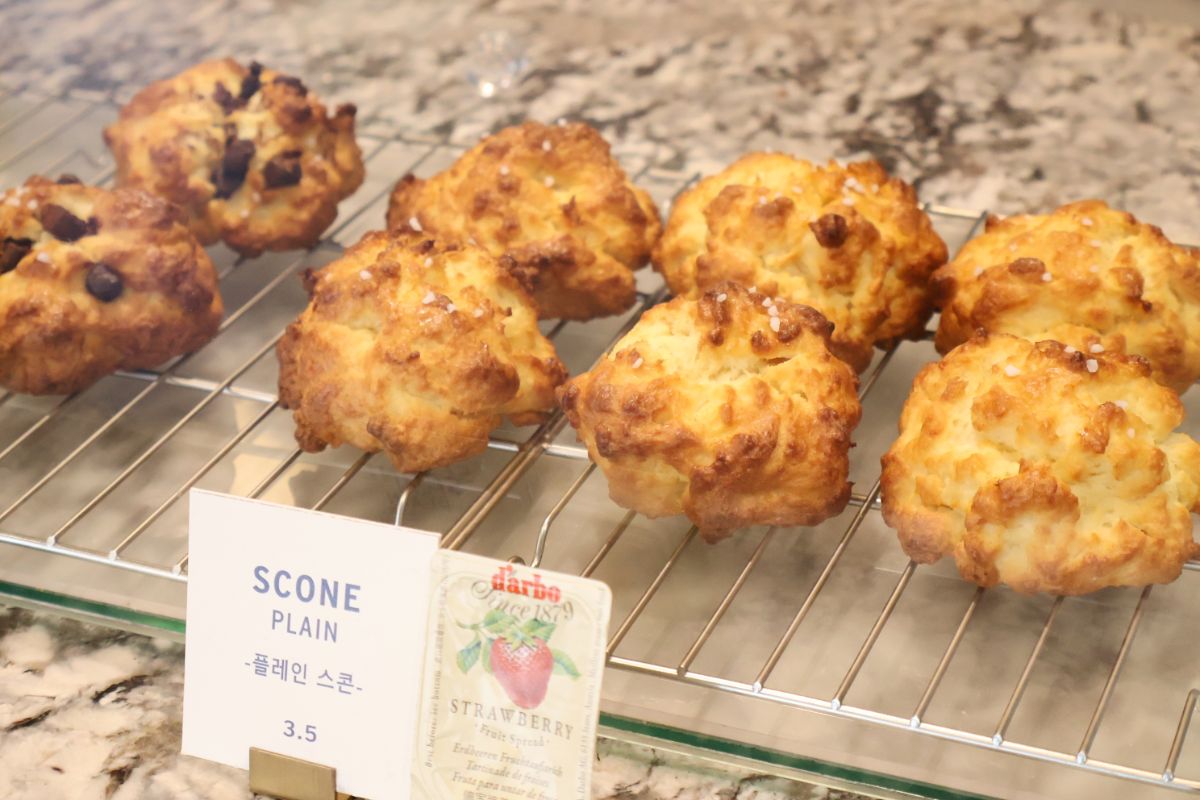 Upnd Coffee Roasters, Myeongdong – Bold Roasts, Quality Pastries, and Minimalist Charm